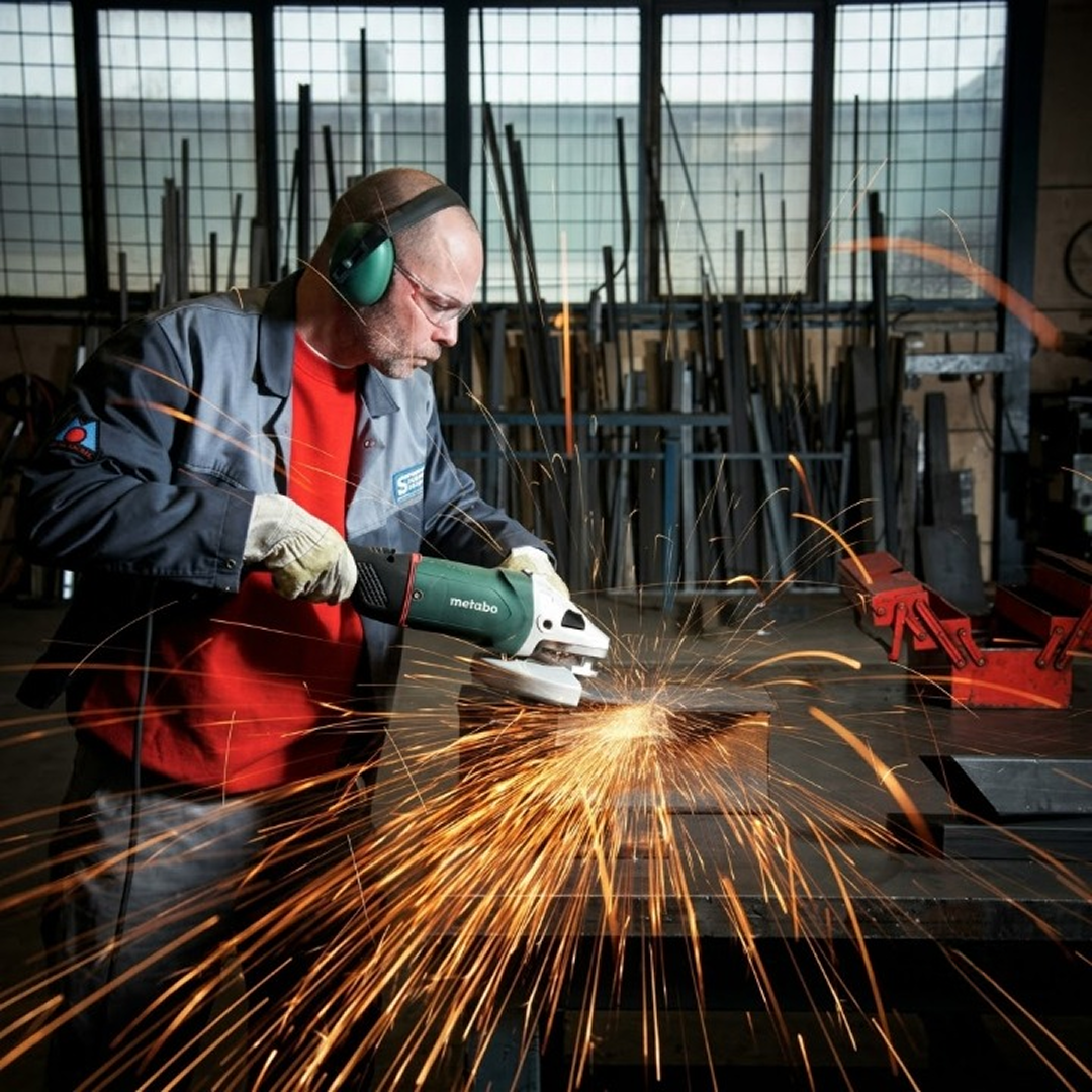 W 24-180 Mvt 7" Angle Grinder - 8,450 Rpm - 15.0 Amp W/Lock-On Trigger